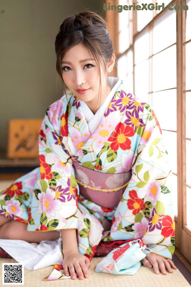 Emiri Momota - Viola 141jav Kiss Gif No.da0810